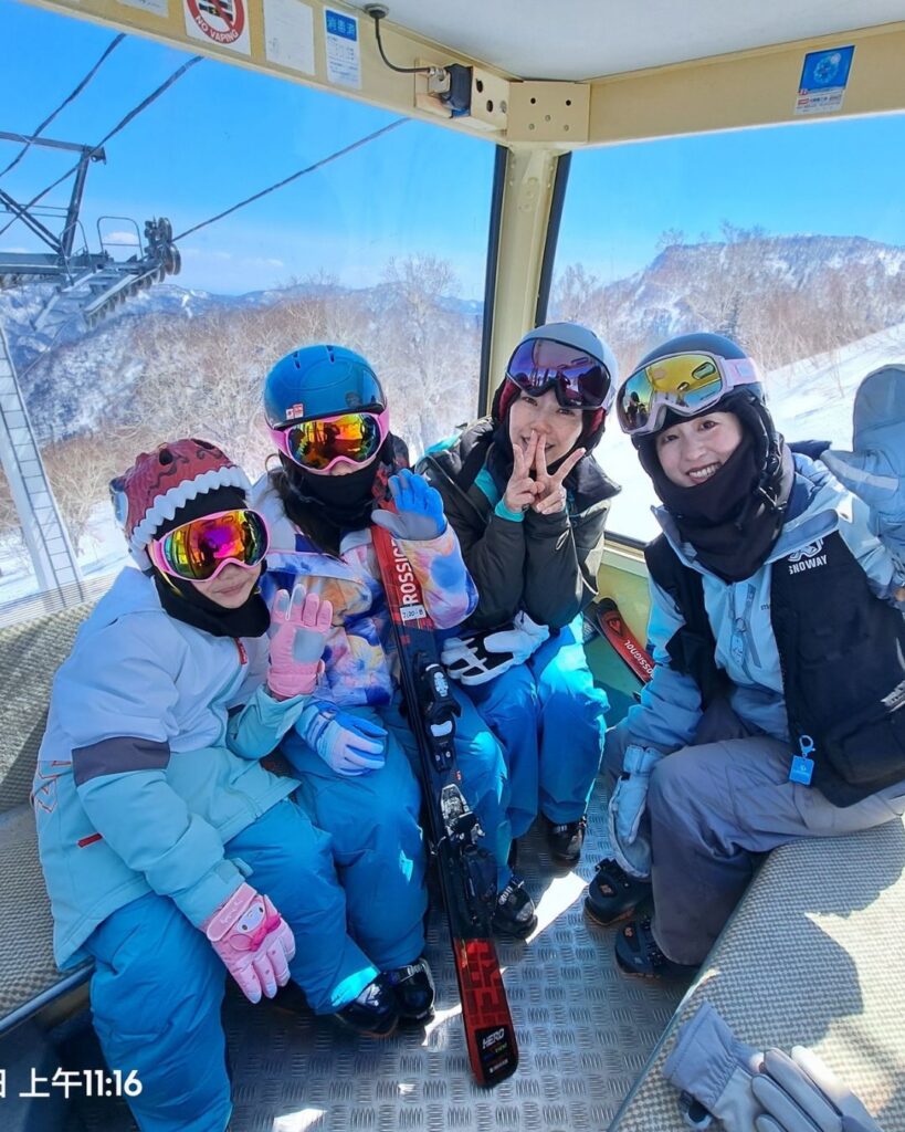 Snoway Academy教練於札幌國際滑雪場上家庭親子滑雪體驗課