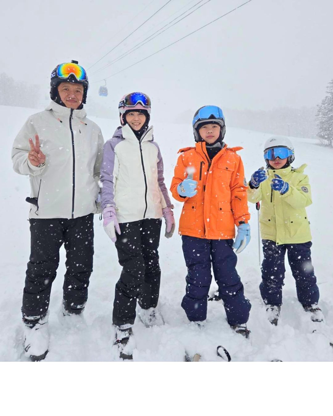 Snoway Academy 在 Kiroro 的家庭滑雪課程學員