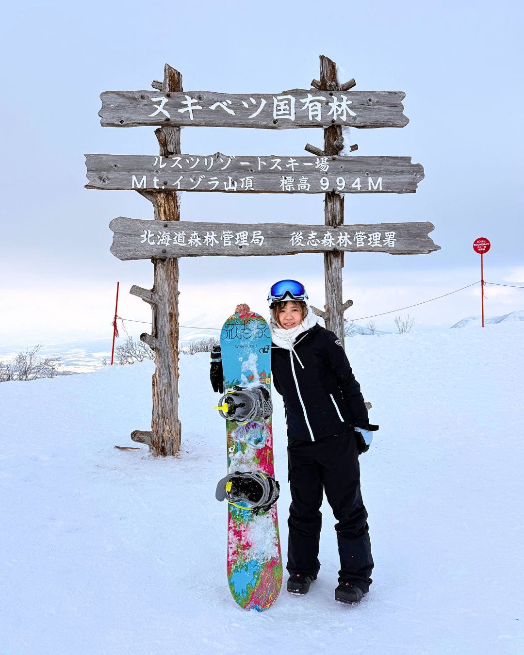 留壽都滑雪課程學員於 Mt. Isola 山頂持單板合照