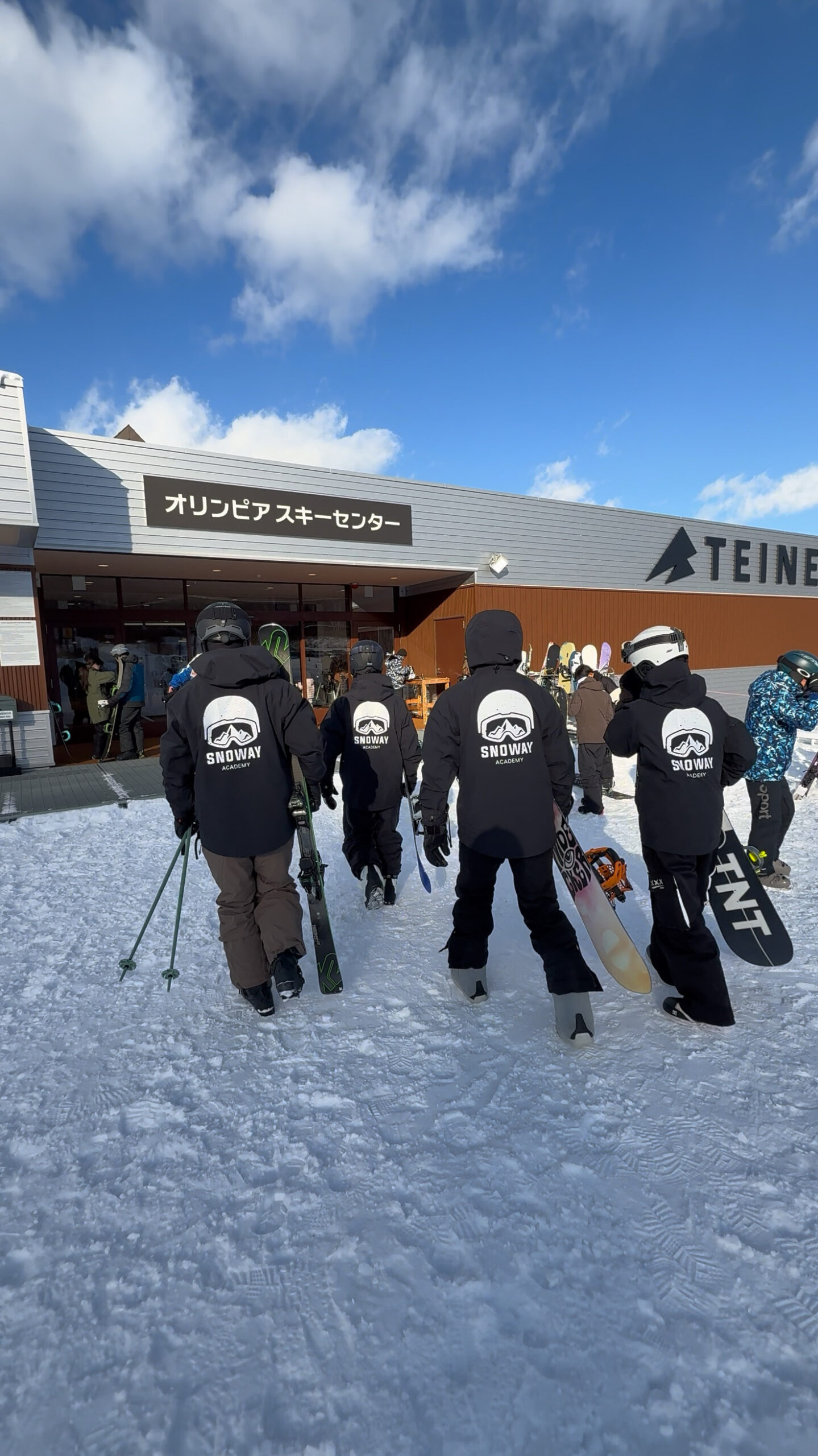 หลักสูตรสกีมือใหม่ 1 โค้ชของ Snoway Academy อยู่ที่ทางเข้า Olympia Center ในย่านฮาโดะวะะ เมืองซัปโปโร